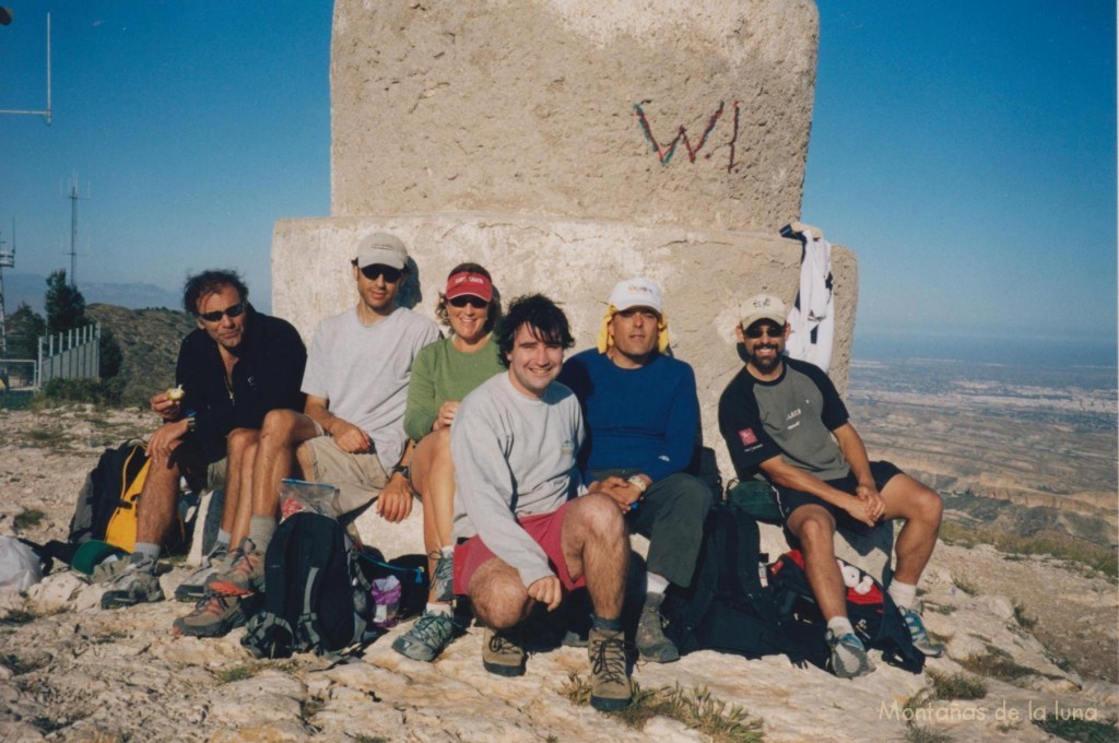 Adrián a la izquierda, del centro a la derecha: Joaquín, Paco y Jesús en la cima de La Vella, 835 mts.